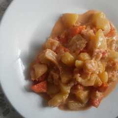 Una foto de Filete de Bacalao con papas, zanahorias y coco
