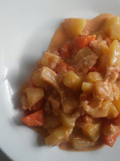 Una foto de Filete de Bacalao con papas, zanahorias y coco