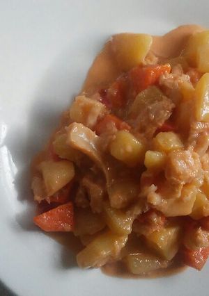 Una foto de Filete de Bacalao con papas, zanahorias y coco