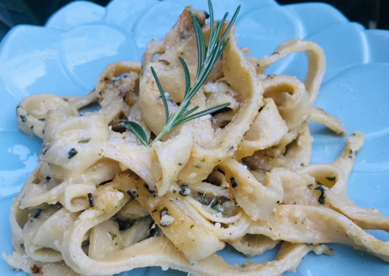 Fetuccini con ajo y quesos