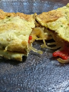 Una foto de Omelette relleno de verduras y queso❣️
