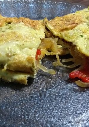 Una foto de Omelette relleno de verduras y queso❣️