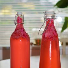 A picture of Rhubarb gin.