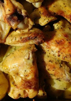 Una foto de Alitas a la mostaza con papas y calabaza al horno