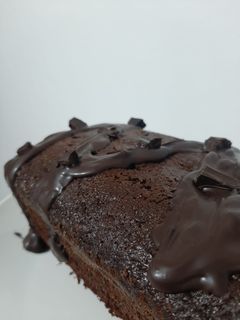 Una foto de Keke de chocolate con cobertura de chocolate bitter 🍫