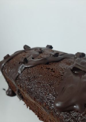 Una foto de Keke de chocolate con cobertura de chocolate bitter 🍫