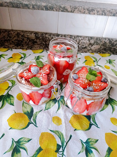 Foto principal de Tiramisú de fresa 🍓 y coco 🥥 en tarritos 🫙