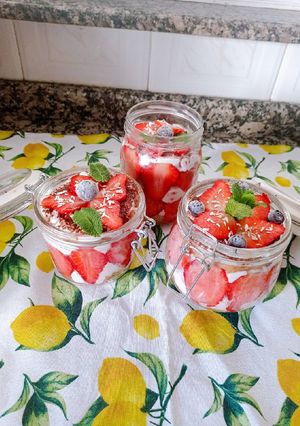 Una foto de Tiramisú de fresa 🍓 y coco 🥥 en tarritos 🫙