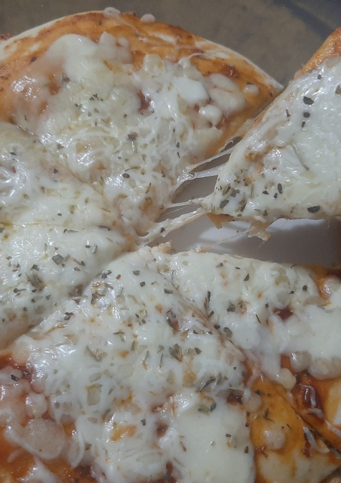 ચીઝ પીઝા(Cheese Pizza Recipe In Gujarati) રેસીપી મુખ્ય ફોટો