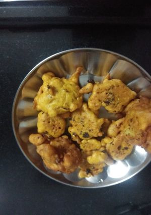 A picture of Batata(potato) vada.