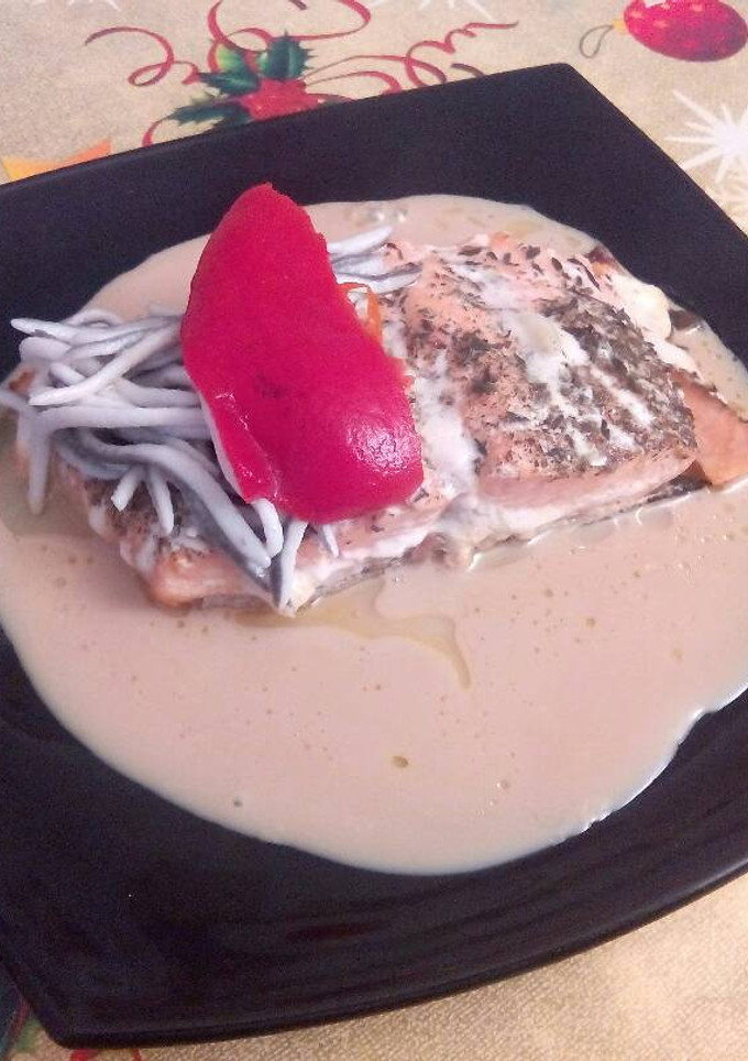 Una foto de Salmón con gulas y pimiento de piquillo con Salsa de Soja