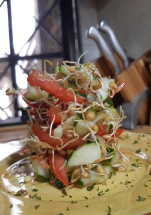 Una foto de Ensalada de tomate, pepino y germinados de lentejas