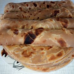 A picture of Brown chapatis.