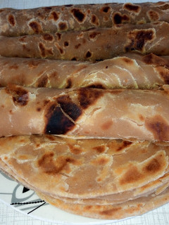 A picture of Brown chapatis.
