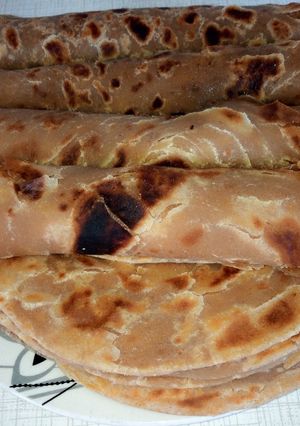A picture of Brown chapatis.