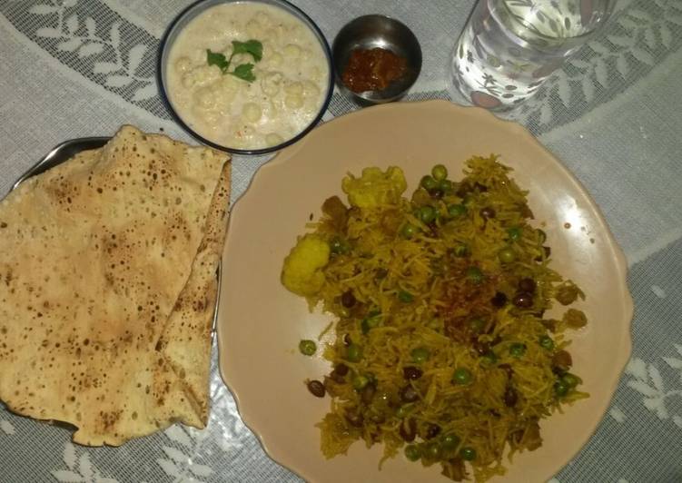 Matar pulao with boondi ka rayta