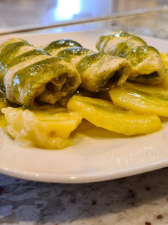 Una foto de Rollitos de pollo con pesto de avellanas sobre cama de patatas