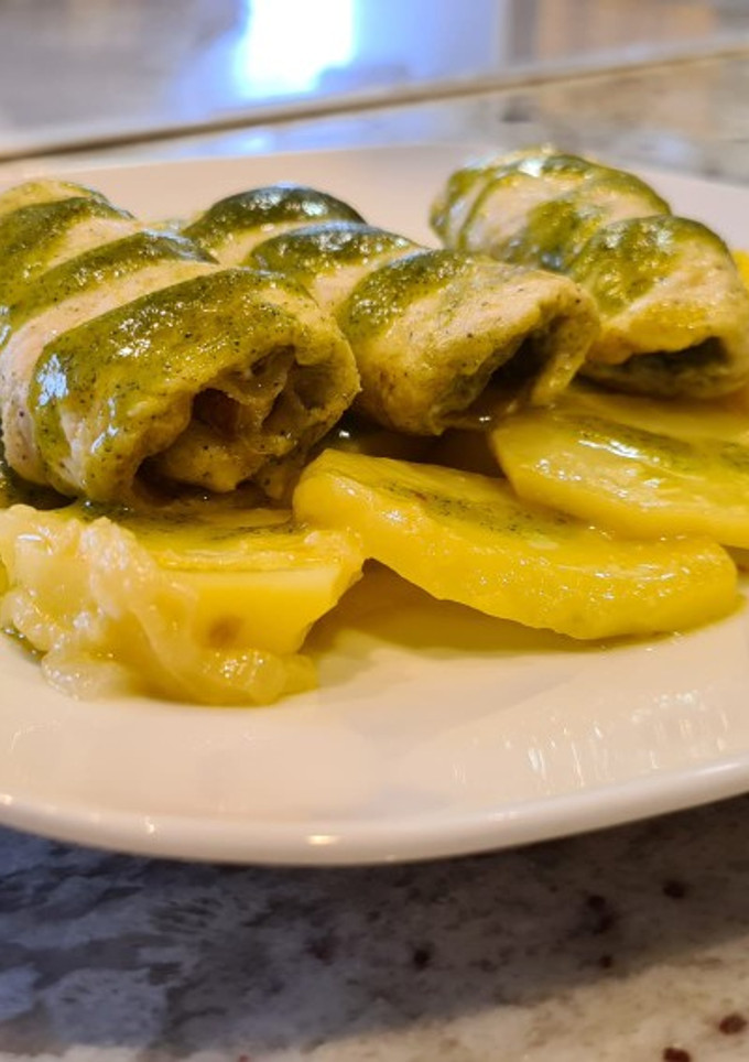 Una foto de Rollitos de pollo con pesto de avellanas sobre cama de patatas