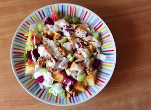 Una foto de Ensalada Waldorf con manzana y nectarina