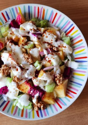Una foto de Ensalada Waldorf con manzana y nectarina