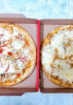 Hình của món Pizza hải sản & pizza bò băm.