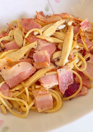 รูปของ สปาเกตตี้เบคอนและเห็ดนางรมหลวง エリンギとベーコンのパスタ