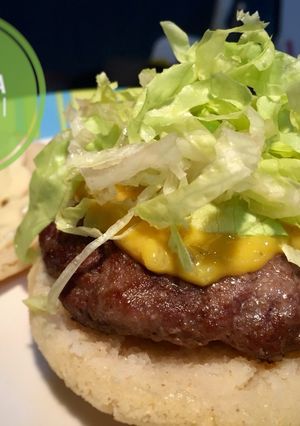 Una foto de Hamburguesa Criolla (venezuela) #lacocinadegiri #arepa