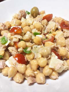 Una foto de Ensalada de garbanzos