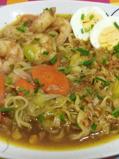 Una foto de Fideos chinos con gambas