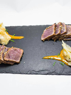 Una foto de Tataki de atún y gyozas