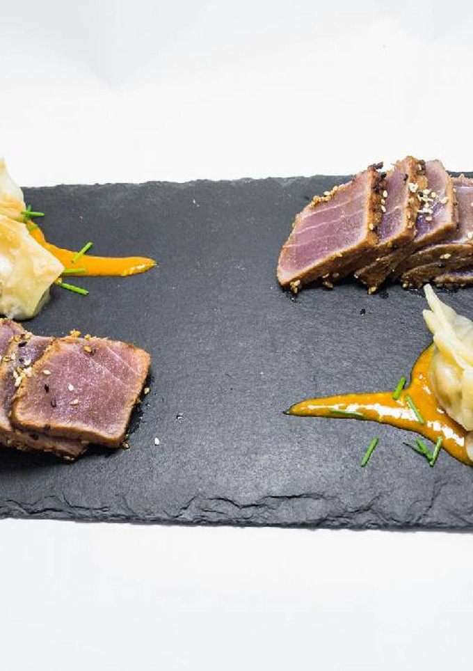 Una foto de Tataki de atún y gyozas