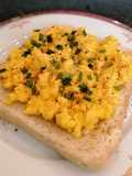 Toast d'œuf brouillé au piment d'espelette 🌶️