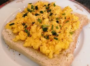 Une photo de Toast d'œuf brouillé au piment d'espelette 🌶️