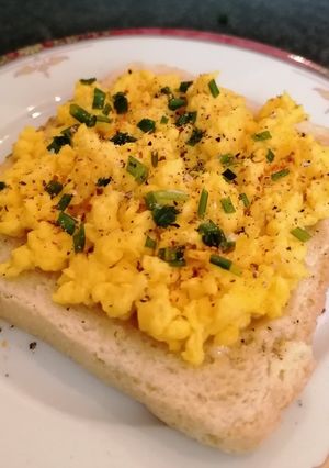 Une photo de Toast d'œuf brouillé au piment d'espelette 🌶️