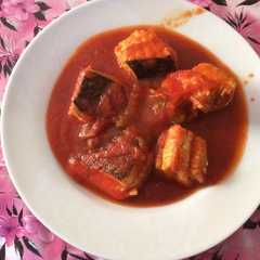 Una foto de Raya con tomate