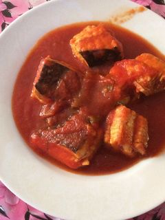 Una foto de Raya con tomate