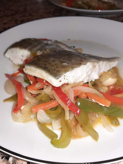 Una foto de Bacalao con sanfaina de verduras