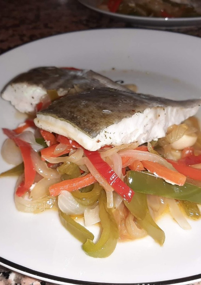 Una foto de Bacalao con sanfaina de verduras