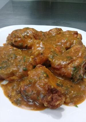 A picture of Grilled mouth watering chicken in Coconut dhania sauce.