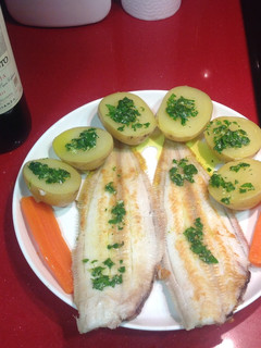 Una foto de Lenguado a la plancha con patatas hervidas