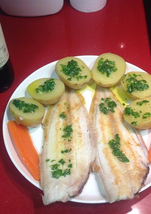 Una foto de Lenguado a la plancha con patatas hervidas