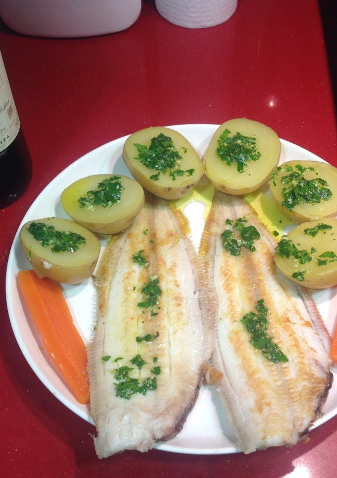 Una foto de Lenguado a la plancha con patatas hervidas