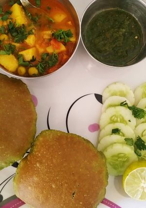 पालक पूड़ी(Palak ki puri recipe in Hindi) रेसिपी मुख्य फोटो