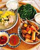 Thịt gà kho măng tươi. Canh bí nấu hạt sen giò heo