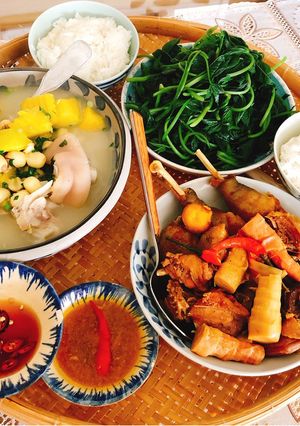 Hình của món Thịt gà kho măng tươi. Canh bí nấu hạt sen giò heo.