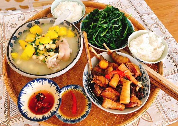 Simple Way to Make Perfect Thịt gà kho măng tươi.  Canh bí nấu hạt sen giò heo