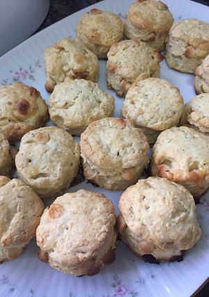 Una foto de Scones de chocolate blanco y pimienta negra
