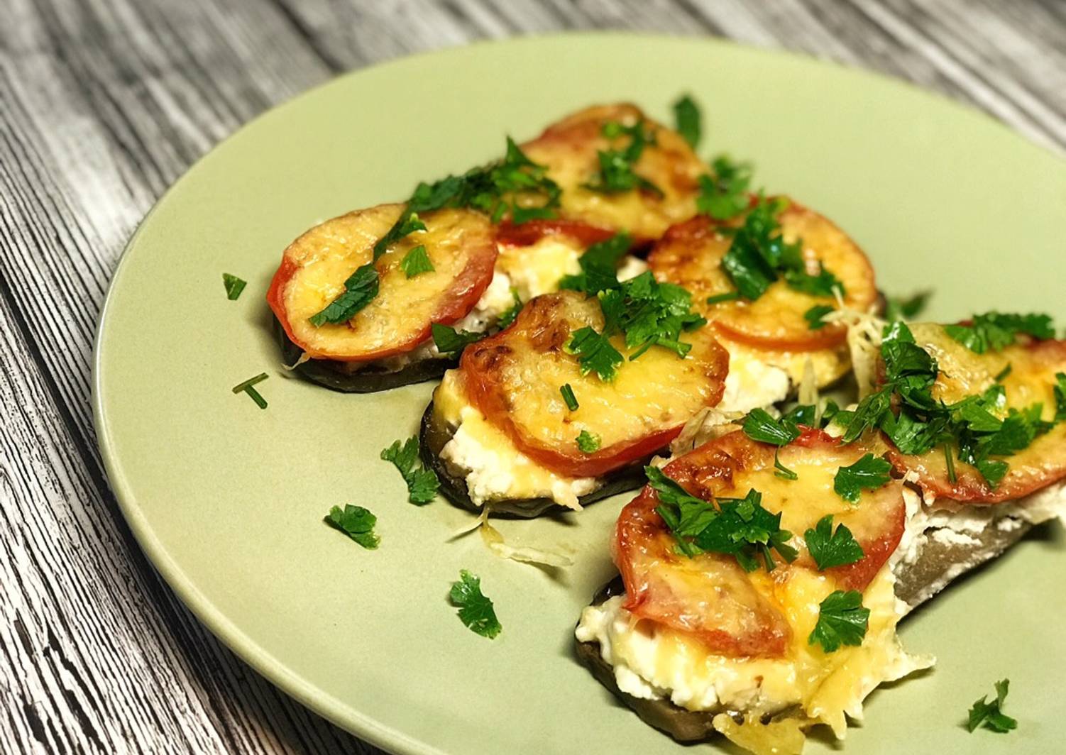 Баклажаны запеченные с сыром и чесноком. Запеченный баклажан с цыпленком. Запеченные баклажаны с курицей. Тилапия запеченная с баклажанами. Баклажаны запеченные с сыром, яйцом, паприкой и петрушкой.