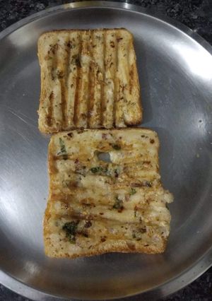 गार्लिक ग्रिल टोस्ट (Garlic grill toast recipe in hindi) रेसिपी मुख्य फोटो
