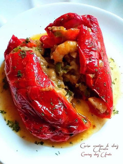 Una foto de Pimiento rojo asado relleno de gambas con crema de gambas